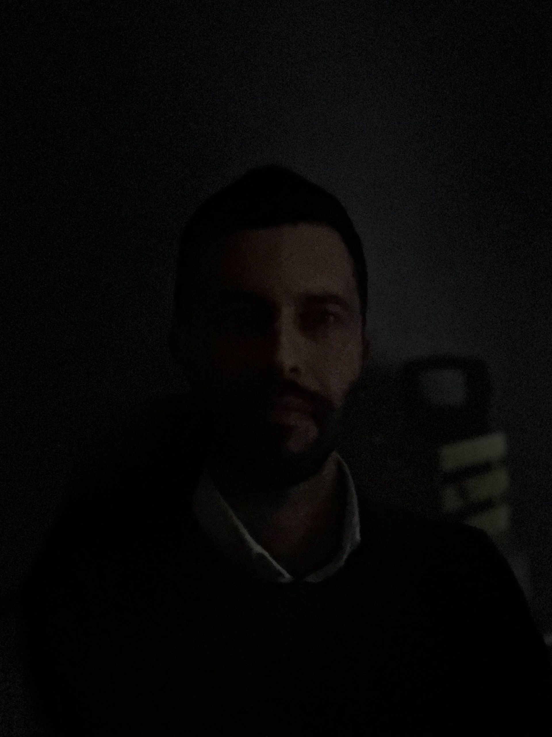عکس سلفی آیفون ۱۴ پرو در تاریکی