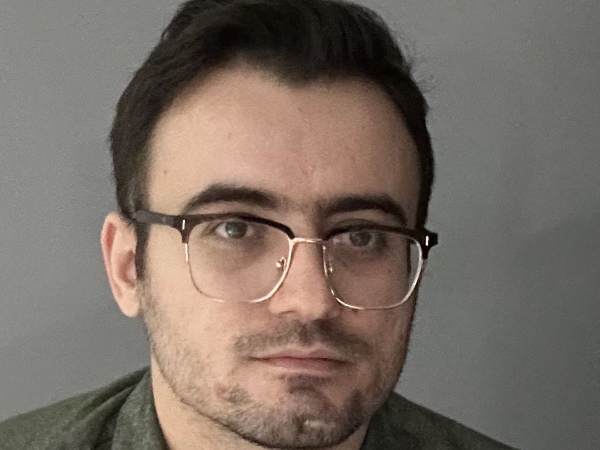 برش عکس سلفی آیفون ۱۴ پرو مکس در تاریکی