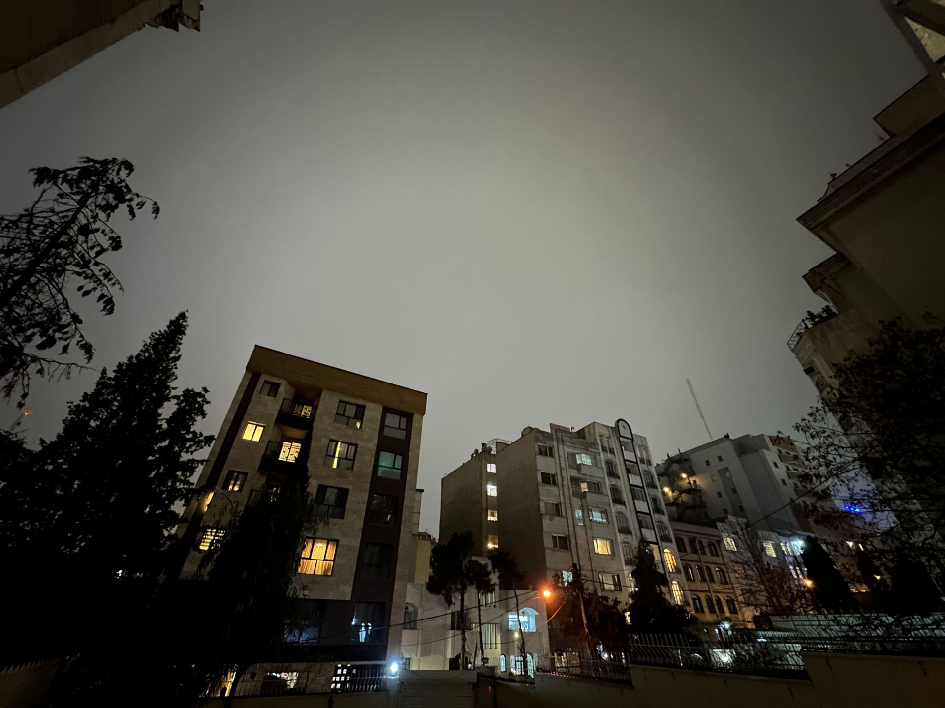 عکس اولتراواید آیفون ۱۴ پرو مکس در تاریکی