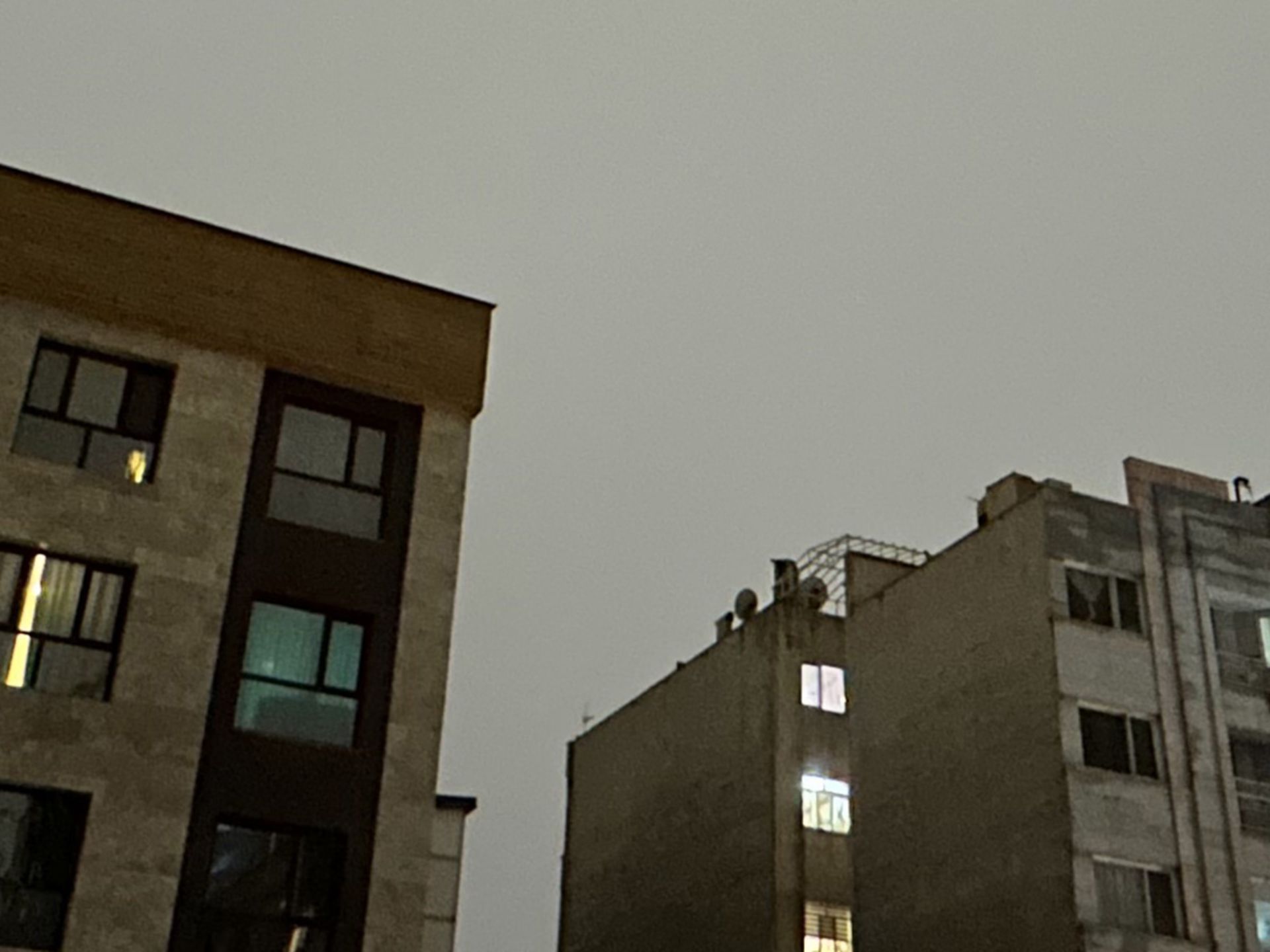 برش عکس اولتراواید آیفون ۱۴ پرو مکس در تاریکی