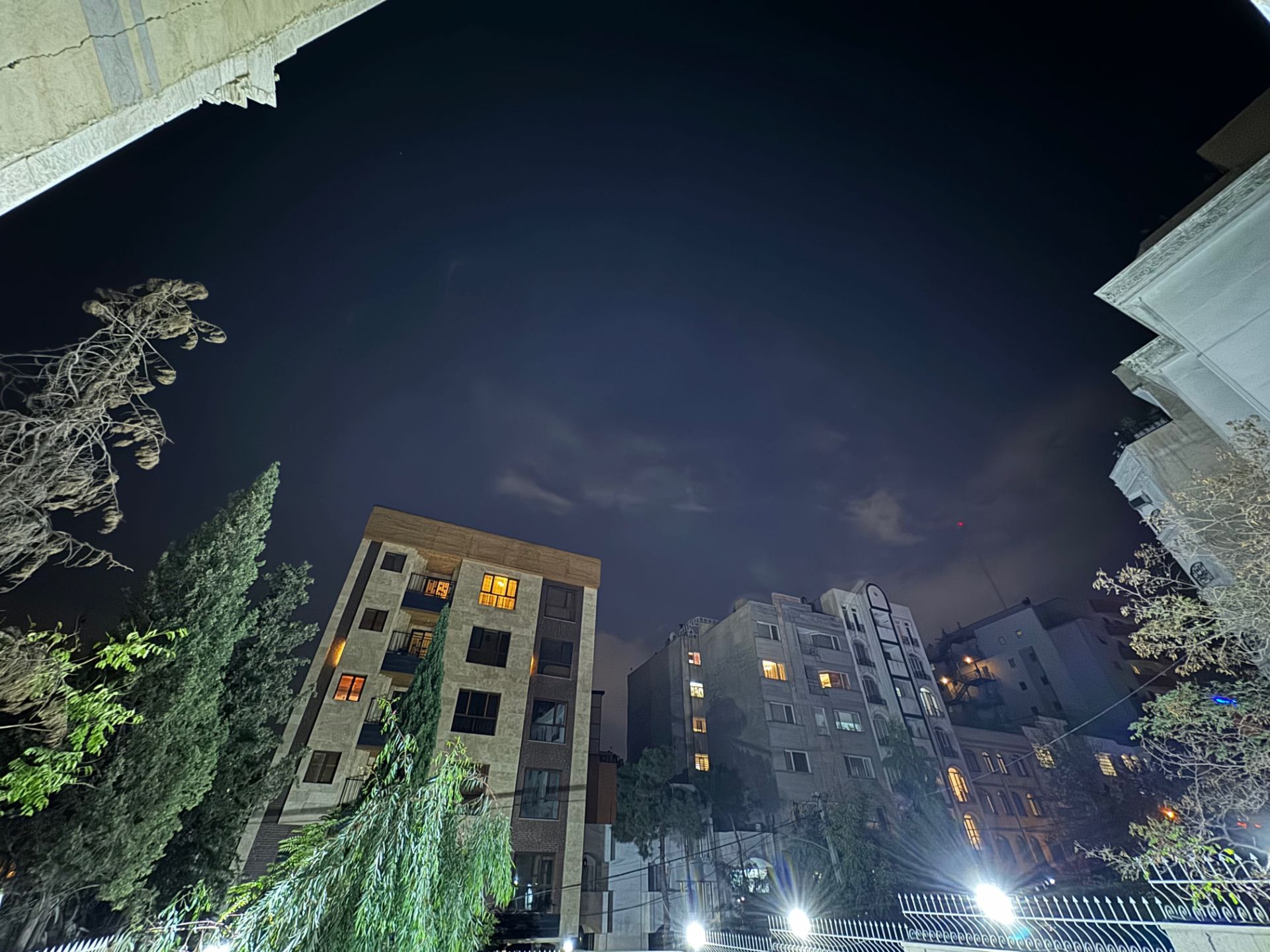 عکس نمونه آیفون ۱۵ پرو در تاریکی ۲