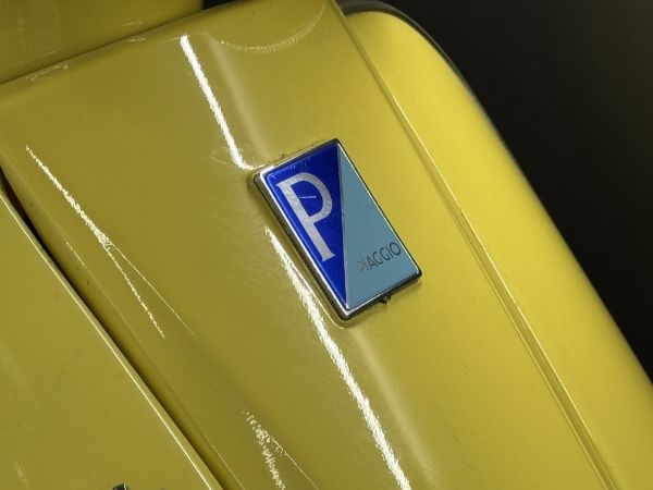 نمای نزدیک از لوگوی موتور زردرنگ Piaggio