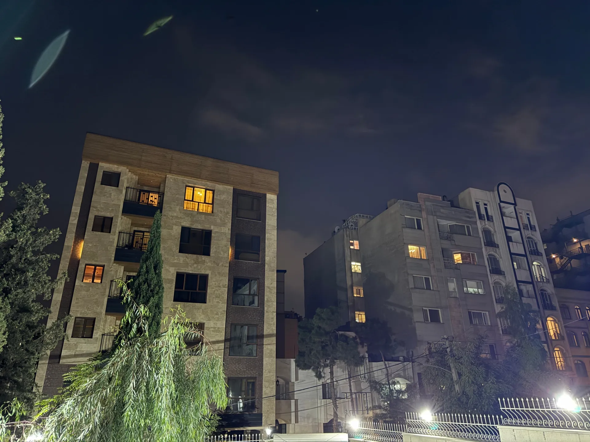 ساختمان‌های خیابان جردن در تاریکی شب 