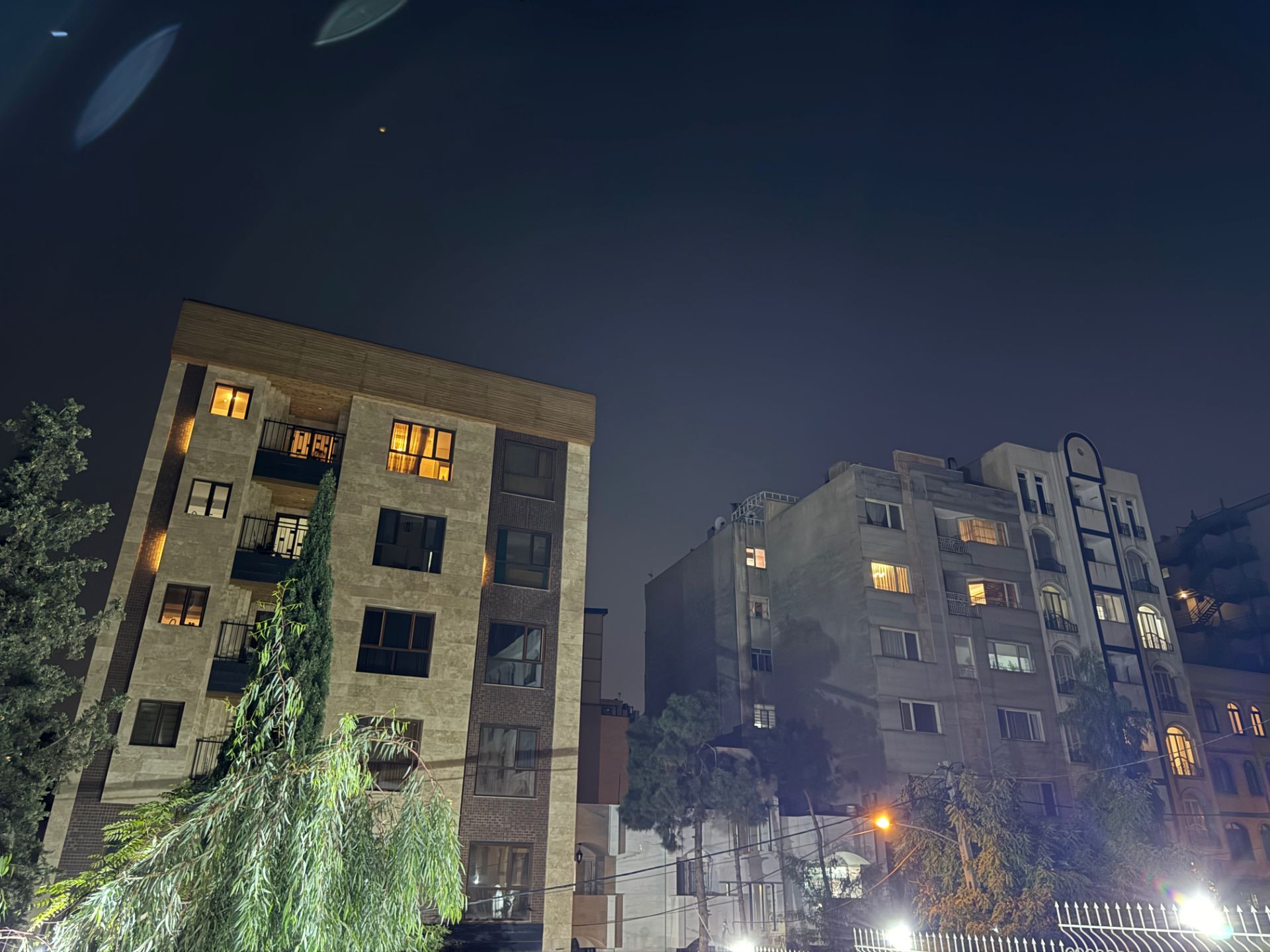 عکس دوربین اصلی آیفون ۱۵ پرو مکس در تاریکی ۱