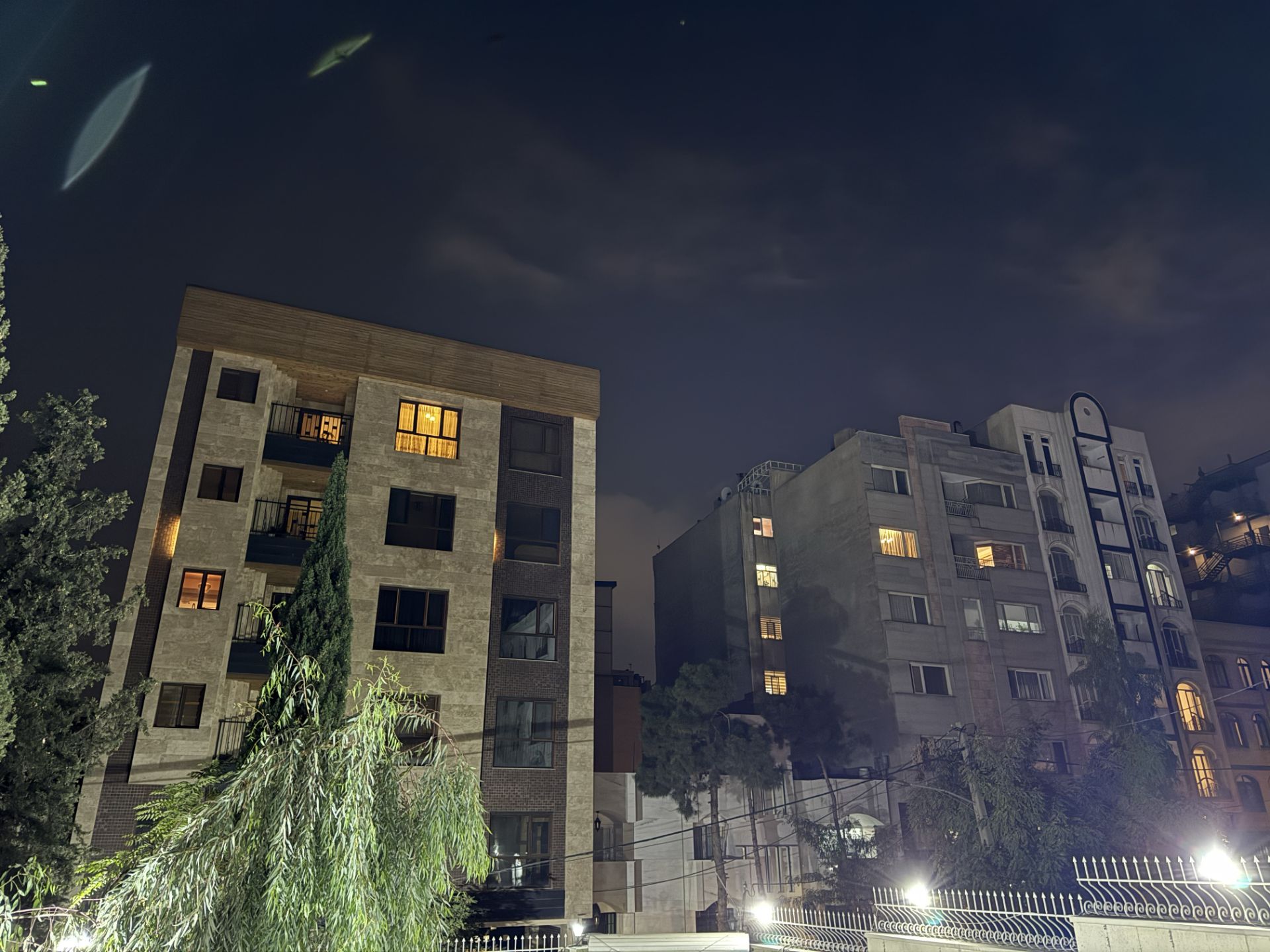 ساختمان بلند در شب دوربین آیفون ۱۵ پرو مکس