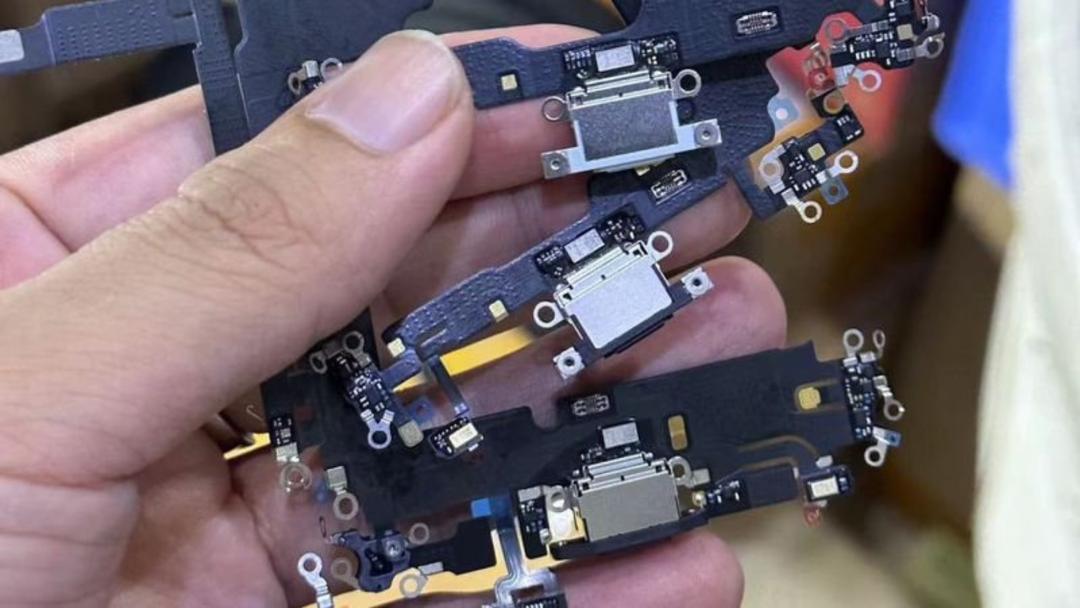 قطعات پورت USB C تاندربولت آیفون ۱۵