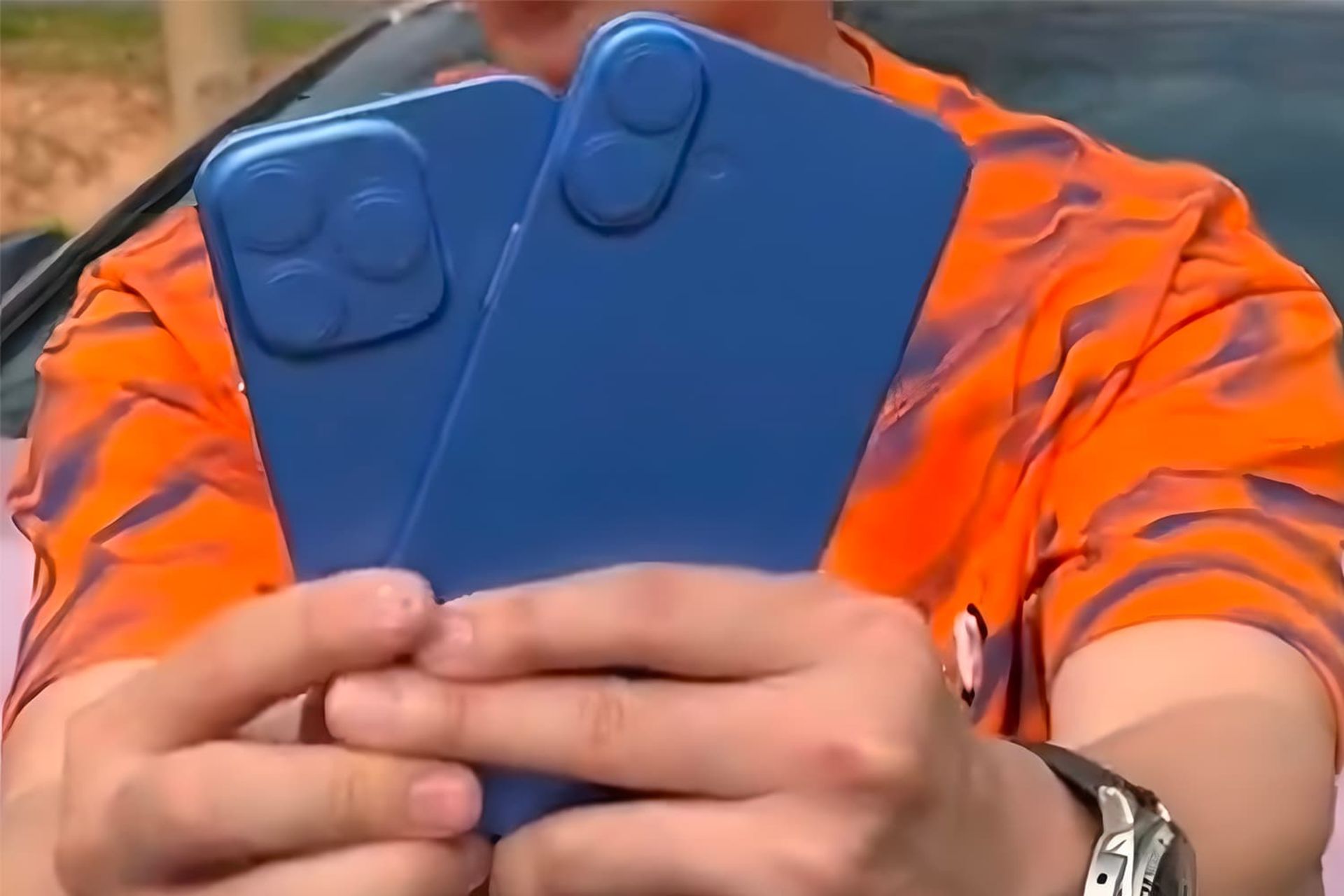 ماکت آیفون ۱۶ اپل و ۱۶ پرو در دست نمای پشت آبی