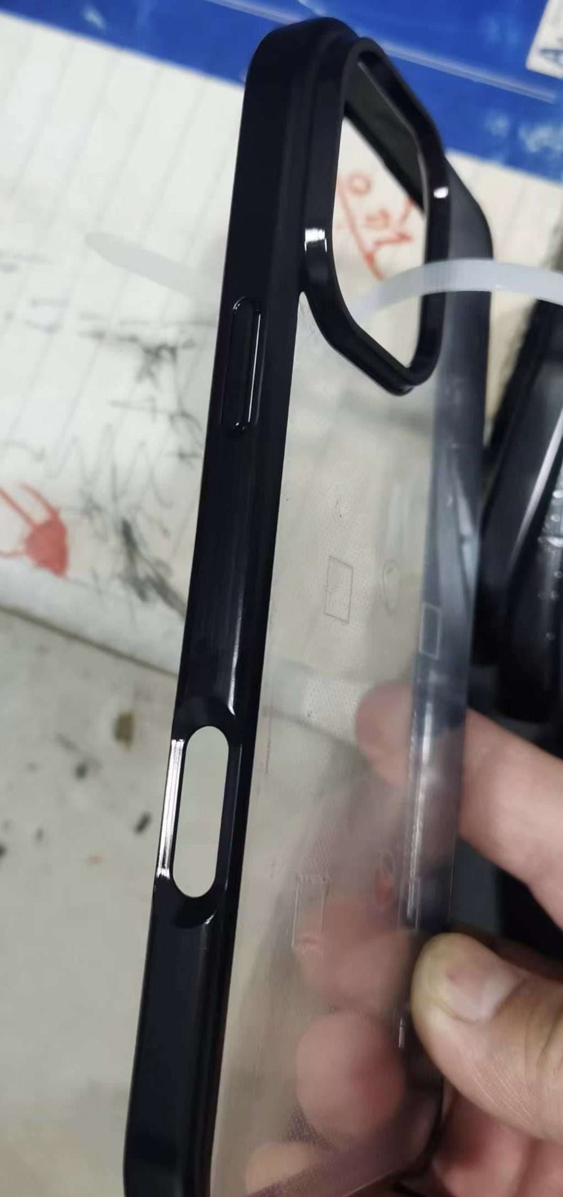 قاب آیفون ۱۶ پرو از نمای کناری تصویر غیر رسمی