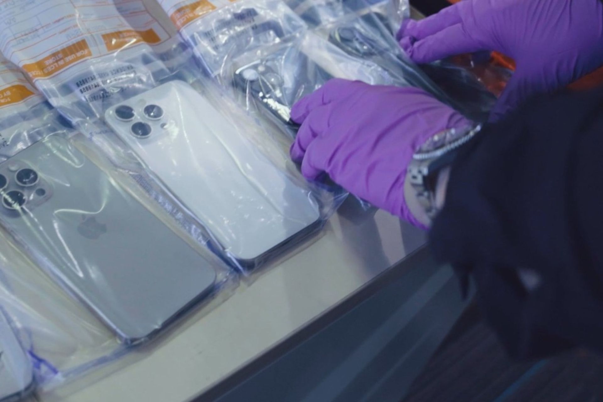 گوشی‌های آیفون سرقتی داخل نایلون روی میز