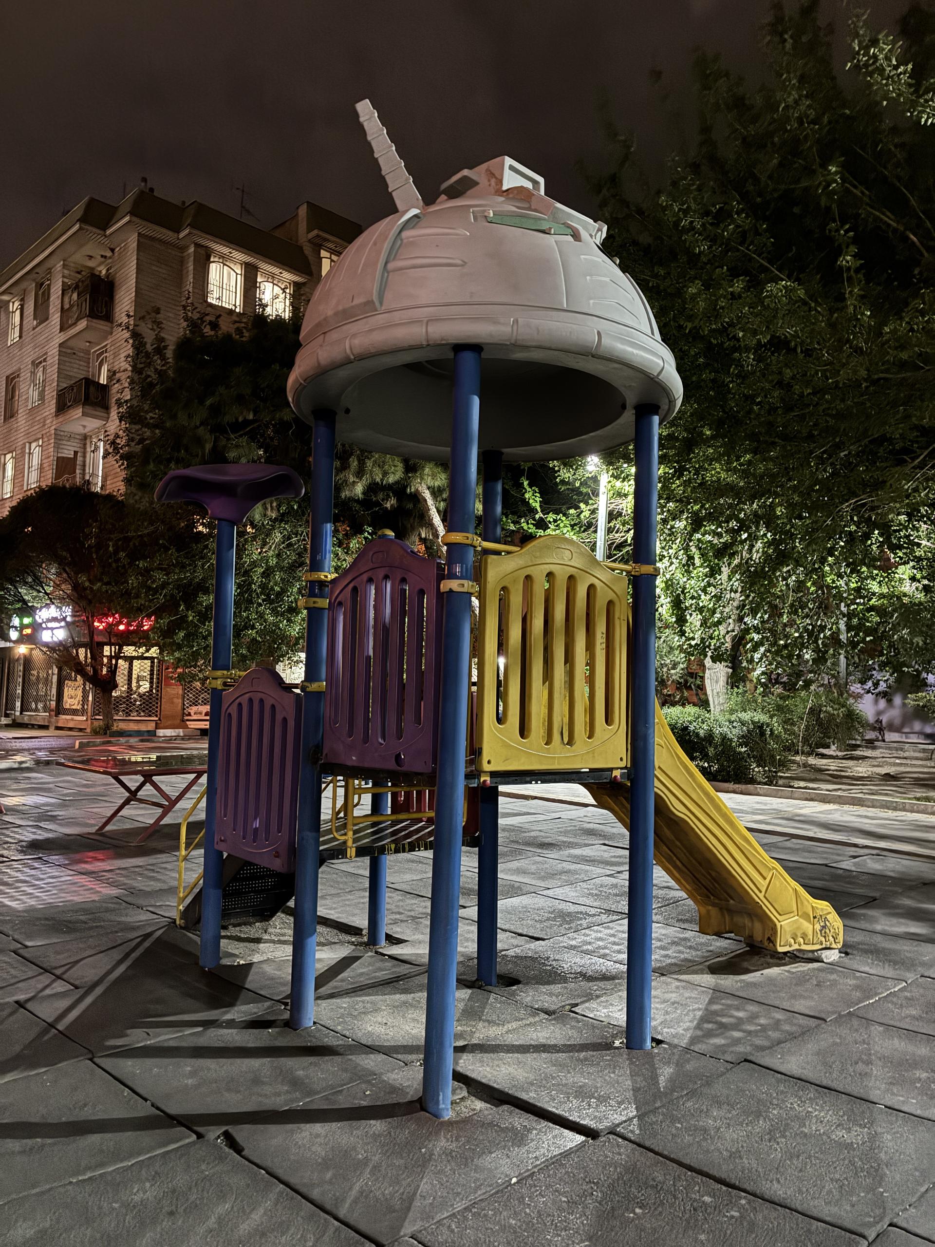 سرسره در زمین بازی کودک ۲
