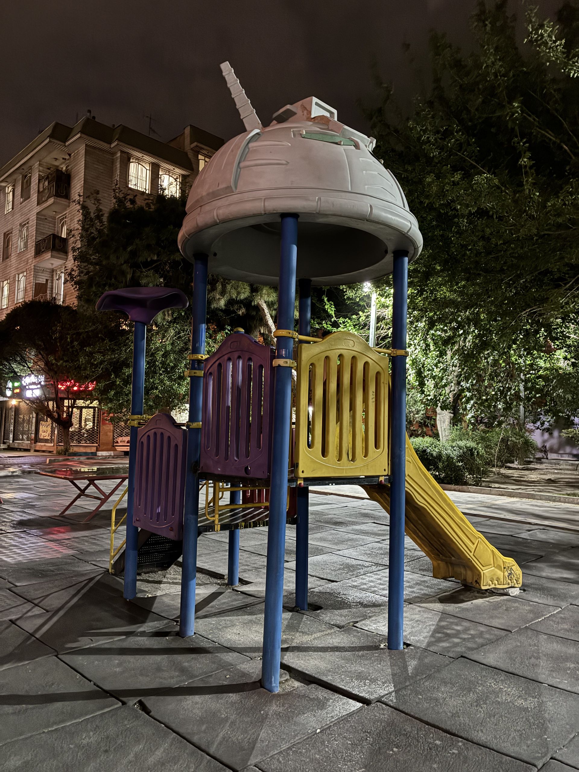 سرسره در زمین بازی کودک ۲