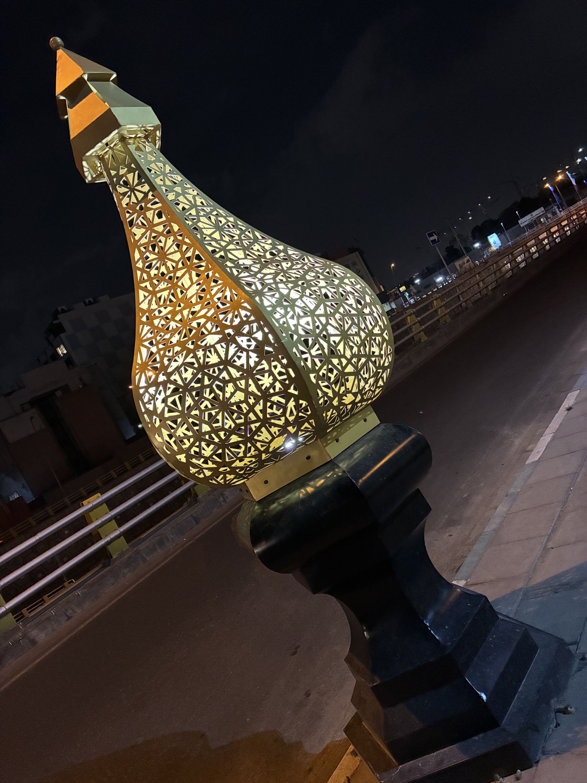 چراغ تزئینی کنار خیابان