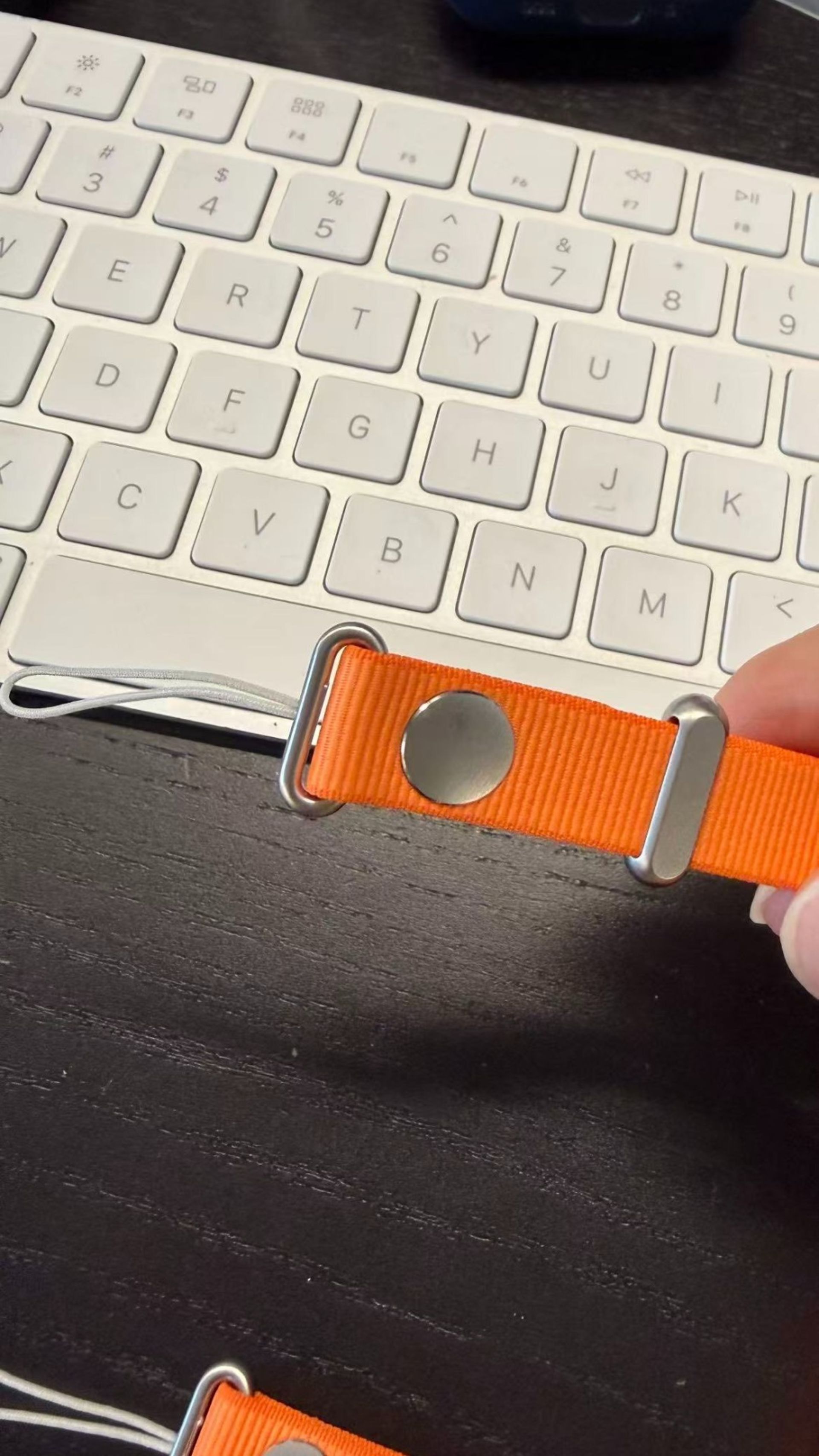 بند جدید آیفون ۱۷ پرو مکس رنگ نارنجی