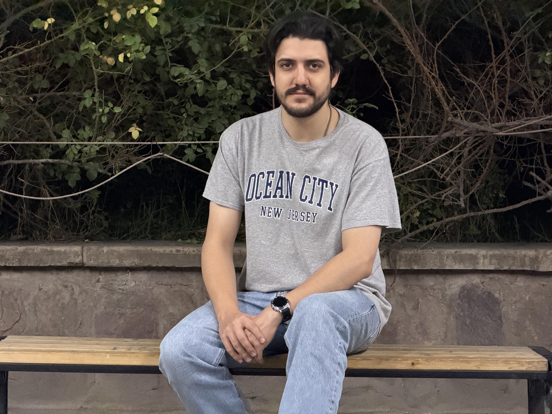 مردی نشسته روی نیمکت پارک - ۲