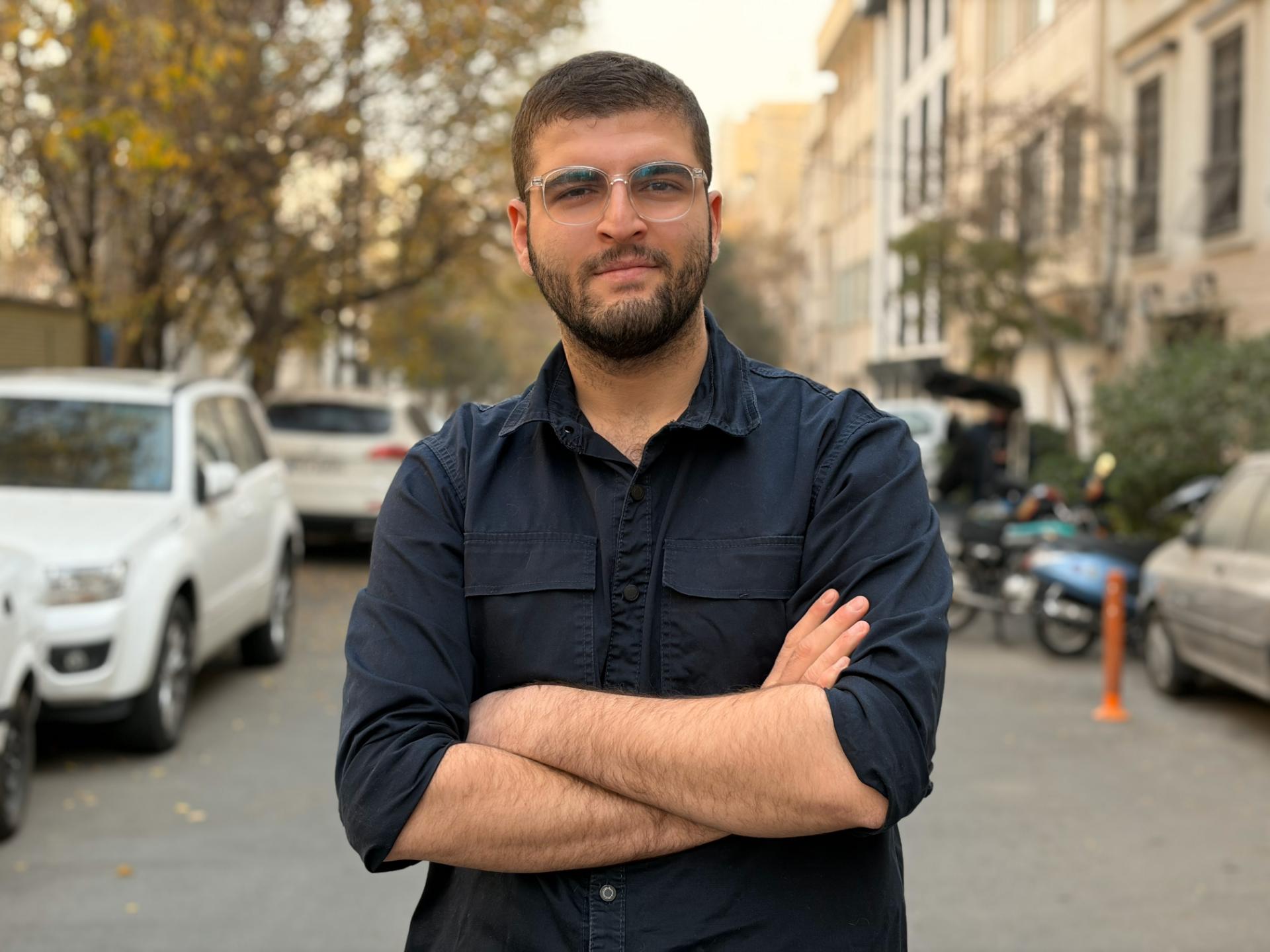 پسری عینکی