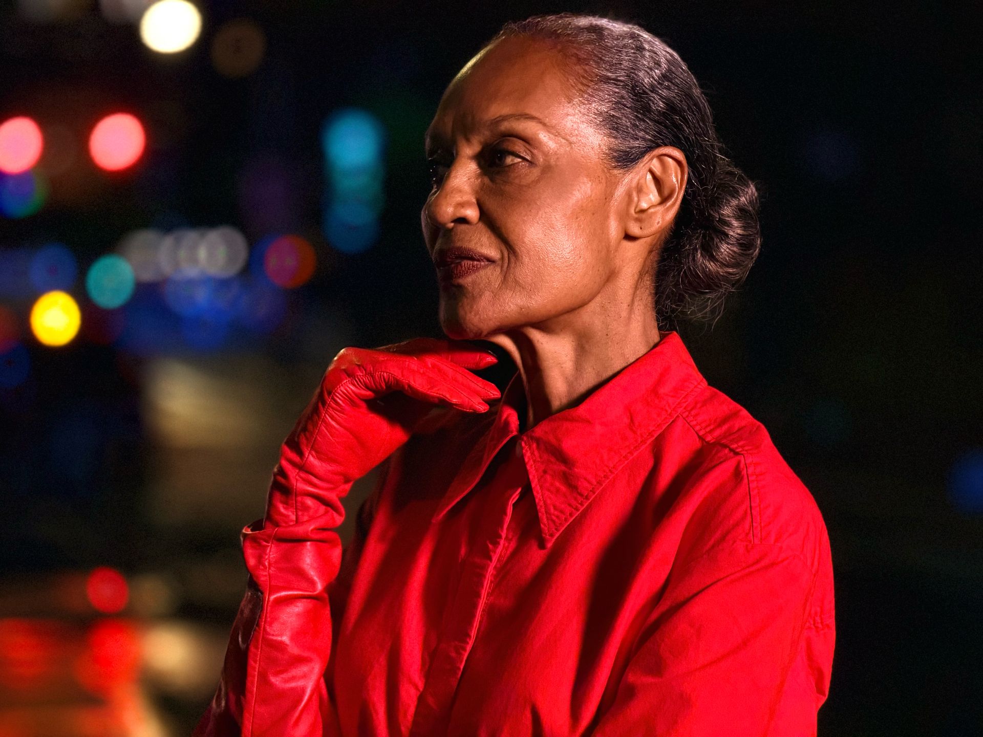 نمونه عکس‌ رسمی آيفون ۱۷ پرو و آیفون ۱۷ پرو مکس از یک زن سیاه‌ پوست