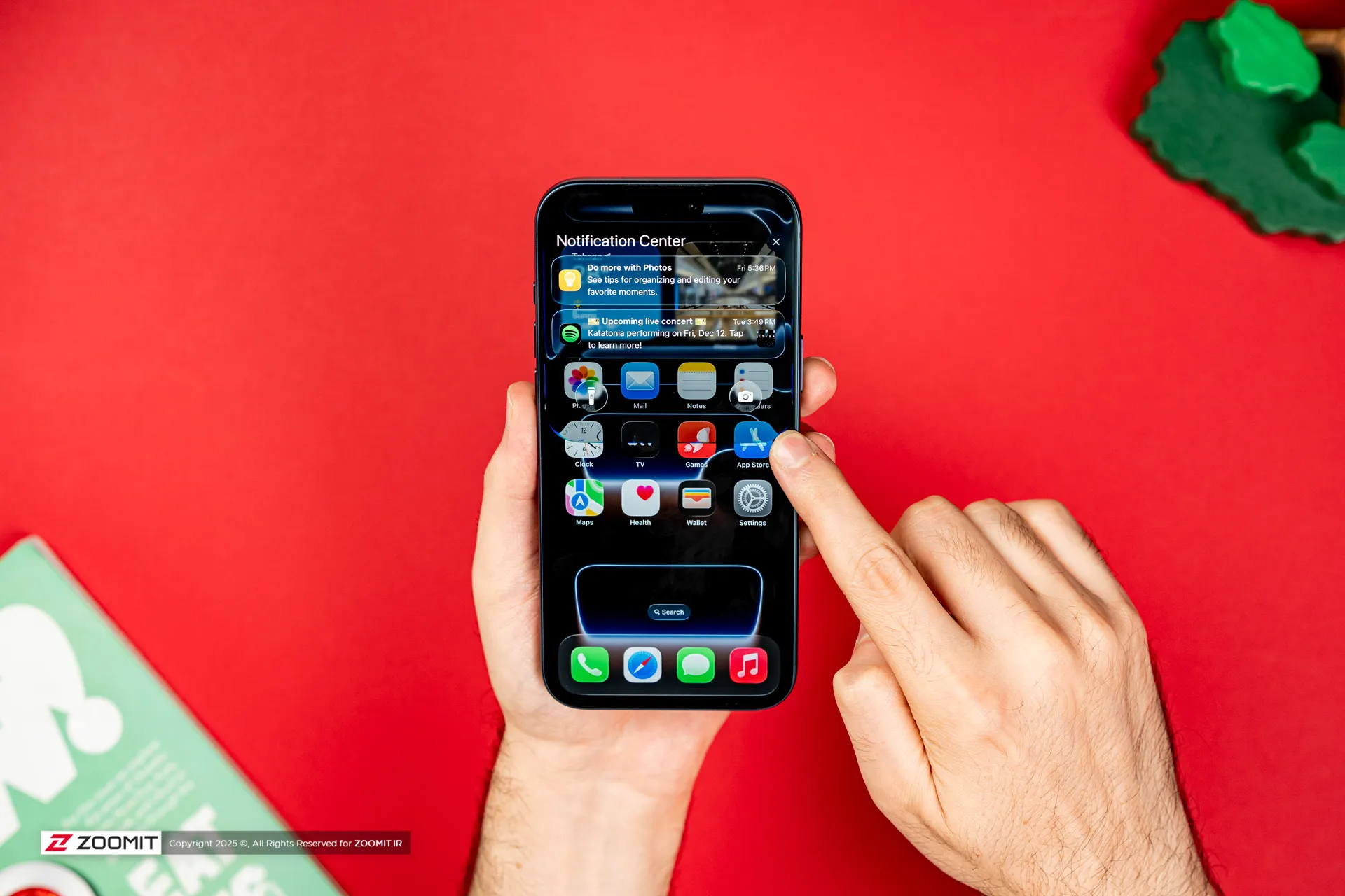 انگشت روی نمایشگر آیفون ۱۷ پرو مکس / iPhone 17 Pro Max در دست