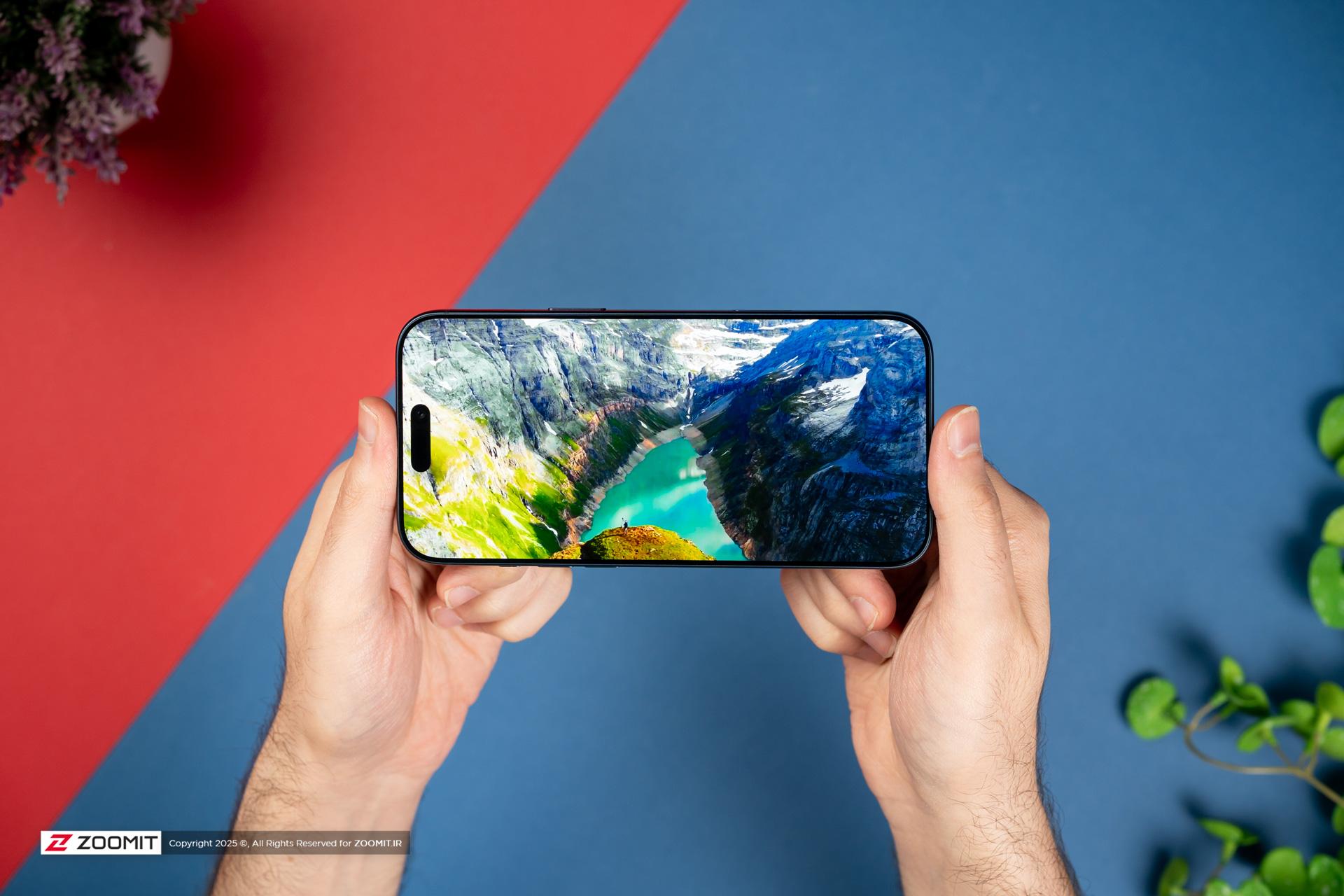 نمایشگر آیفون ۱۷ پرو مکس / iPhone 17 Pro Max در حالت افقی در دست