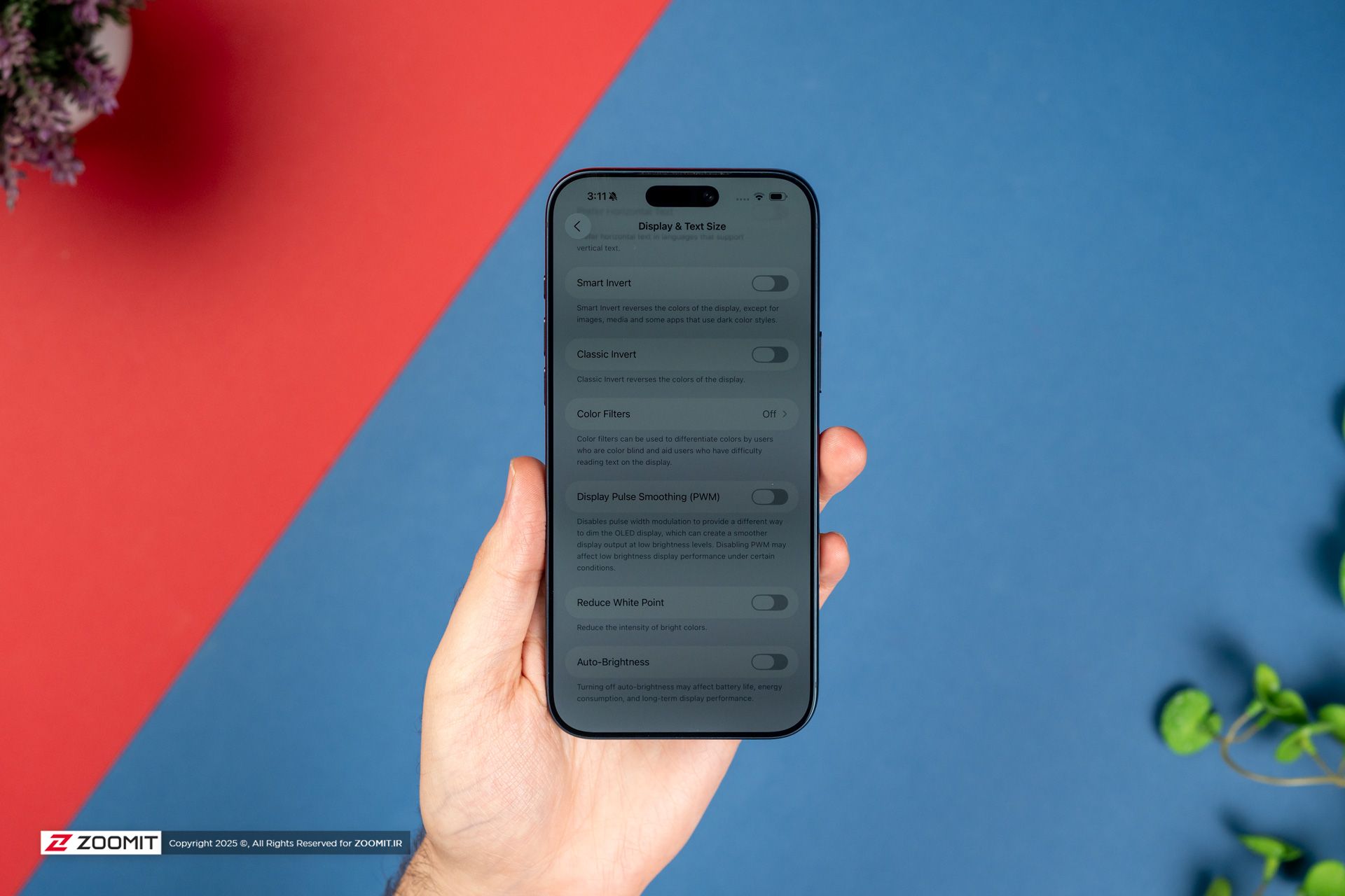 نور بسیار کم در نمایشگر گوشی آیفون ۱۷ پرو مکس / iPhone 17 Pro Max