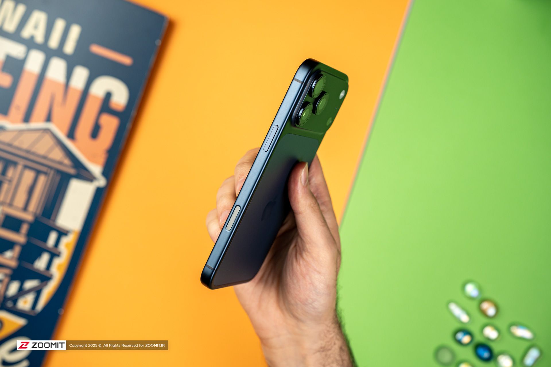 آیفون ۱۷ پرو مکس / iPhone 17 Pro Max نمای کناری بدون سیم کارت در دست