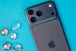 آیفون ۱۷ پرو مکس / iPhone 17 Pro Max در کنار قطرات آب پس زمینه آبی