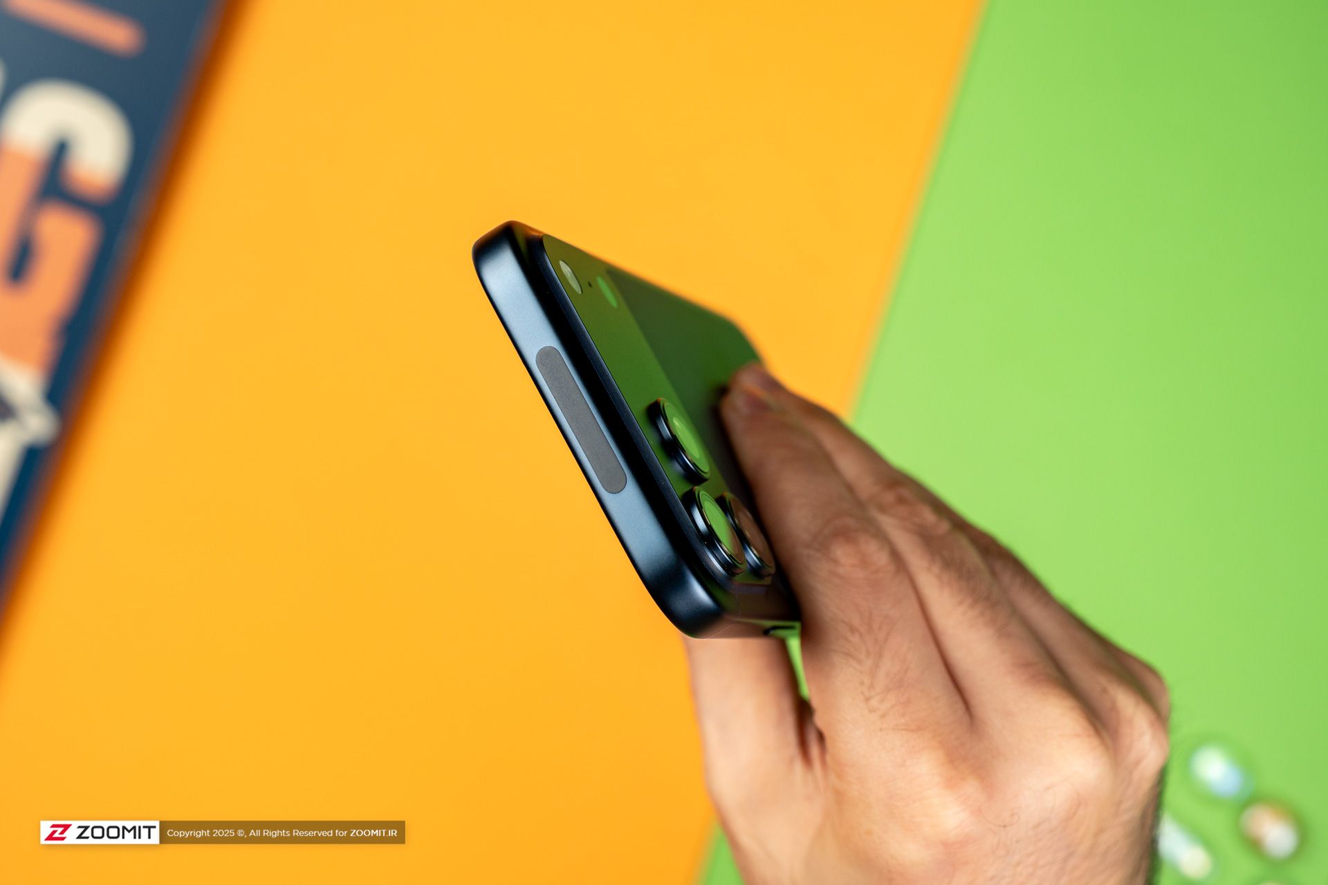 بخش بالایی گوشی آیفون ۱۷ پرو مکس / iPhone 17 Pro Max در دست
