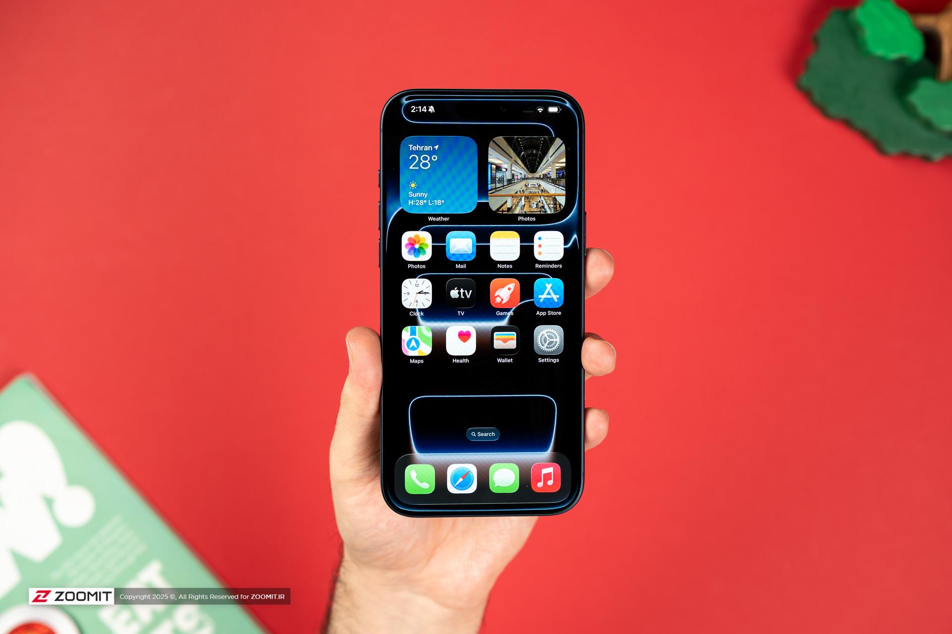 نمایشگر آیفون ۱۷ پرو مکس / iPhone 17 Pro Max نمای جلویی در دست