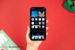 نمایشگر آیفون ۱۷ پرو مکس / iPhone 17 Pro Max نمای جلویی در دست
