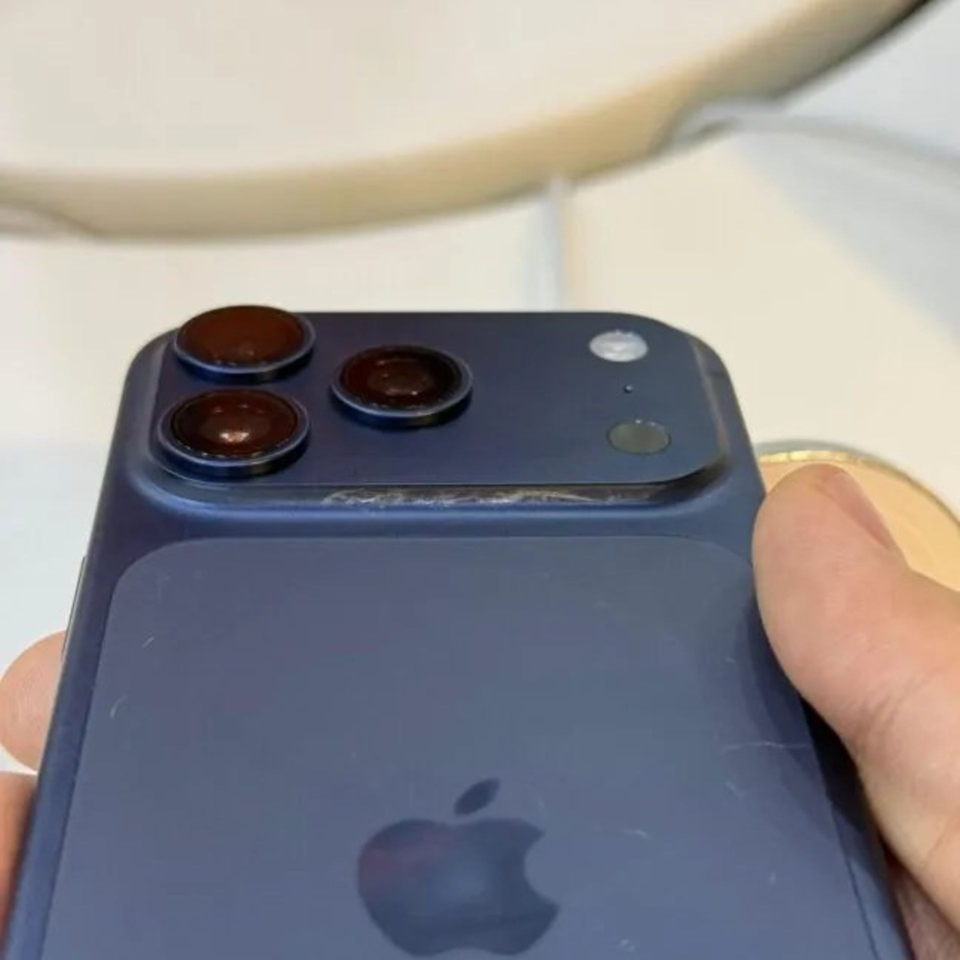 خط و خش روی آیفون ۱۷ پرو