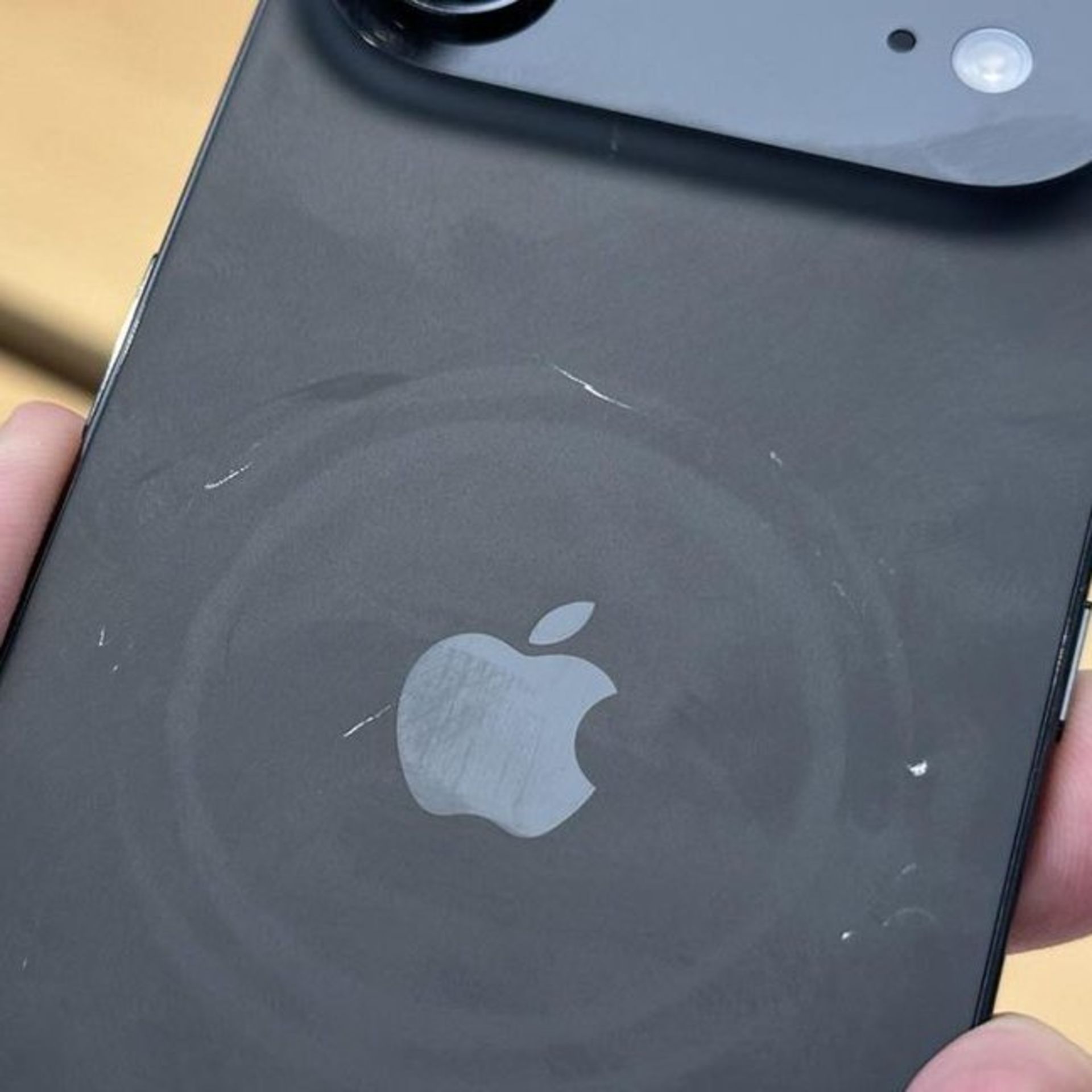 خط و خش روی آیفون ۱۷ پرو