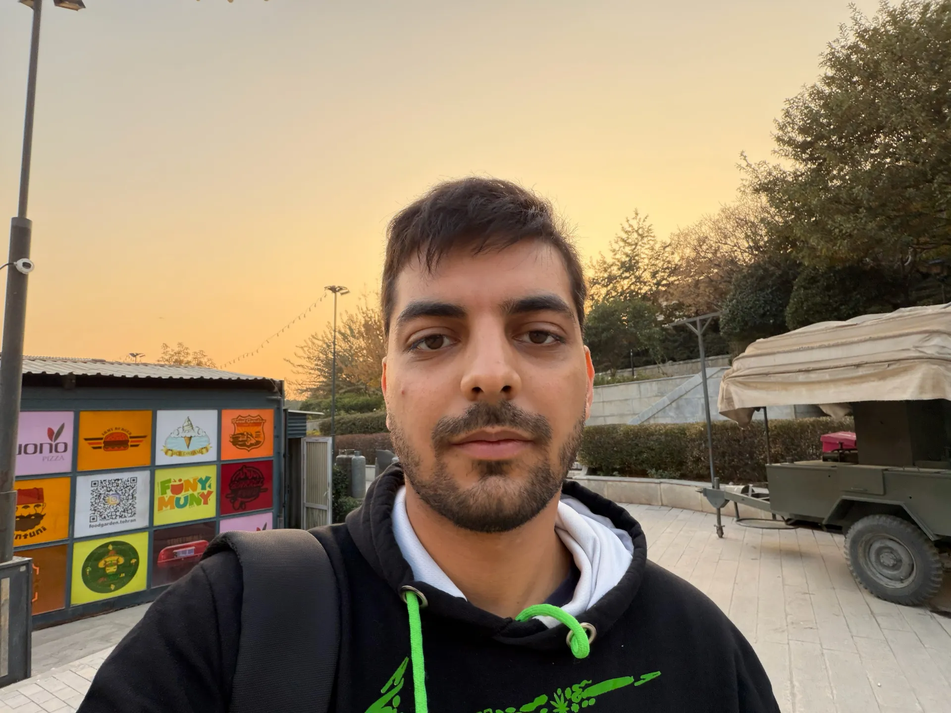 پسری با هودی مشکی