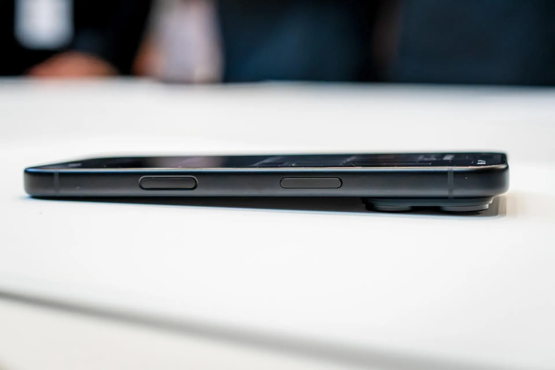 گوشی آیفون ۱۸ پرو (iPhone 18 Pro) مشکی از نمای جانبی روی میز