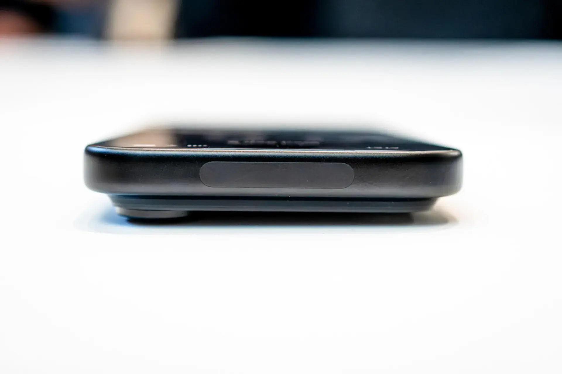 لبههای بدنه مشکی گوشی آیفون ۱۸ پرو (iPhone 18 Pro) روی میز