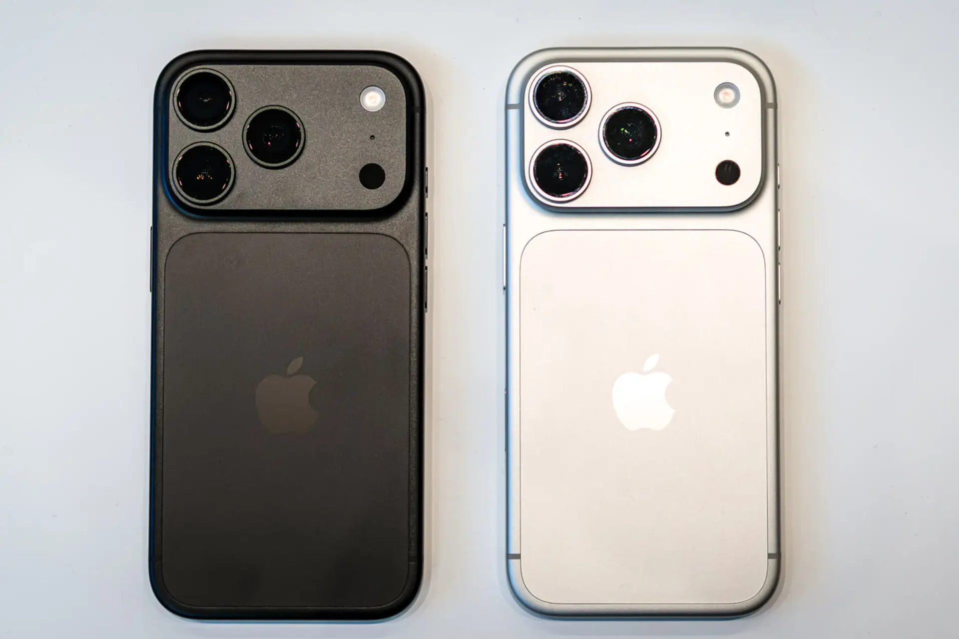 گوشی آیفون ۱۸ پرو (iPhone 18 Pro) در دو رنگ مشکی و نقرهای