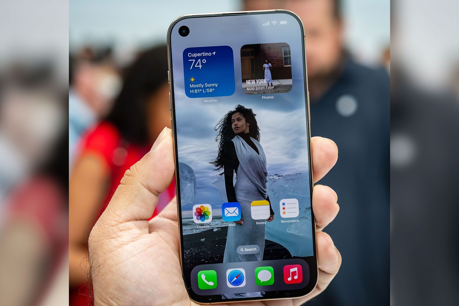 گوشی آیفون ۱۸ پرو در دست از نمای جلو