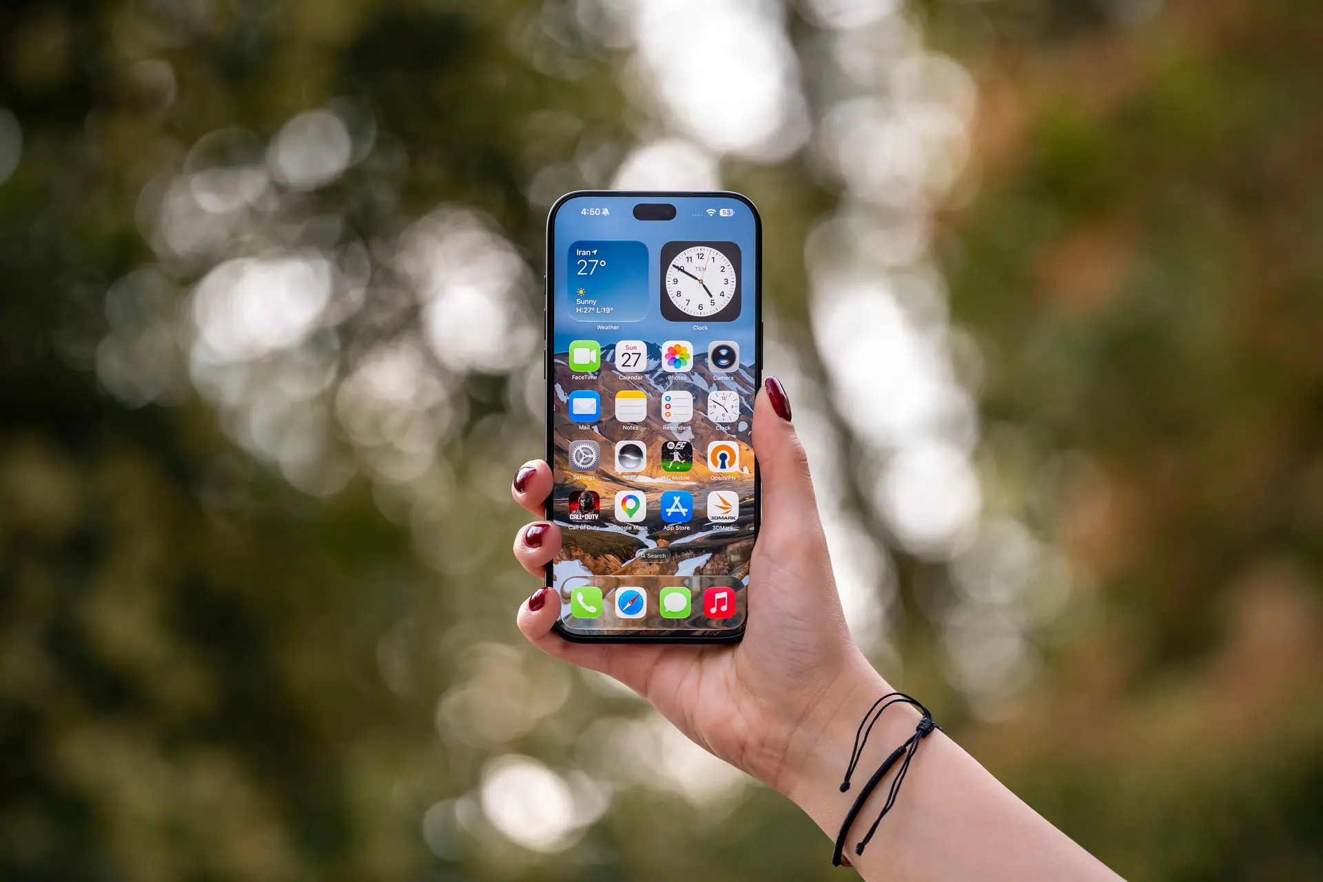 نمای صفحه نمایش گوشی آیفون ۱۸ پرو مکس (iPhone 18 Pro Max) در دست