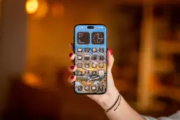 نمای صفحه نمایش آیفون ۱۸ پرو مکس (iPhone 18 Pro Max) در دست کاربر