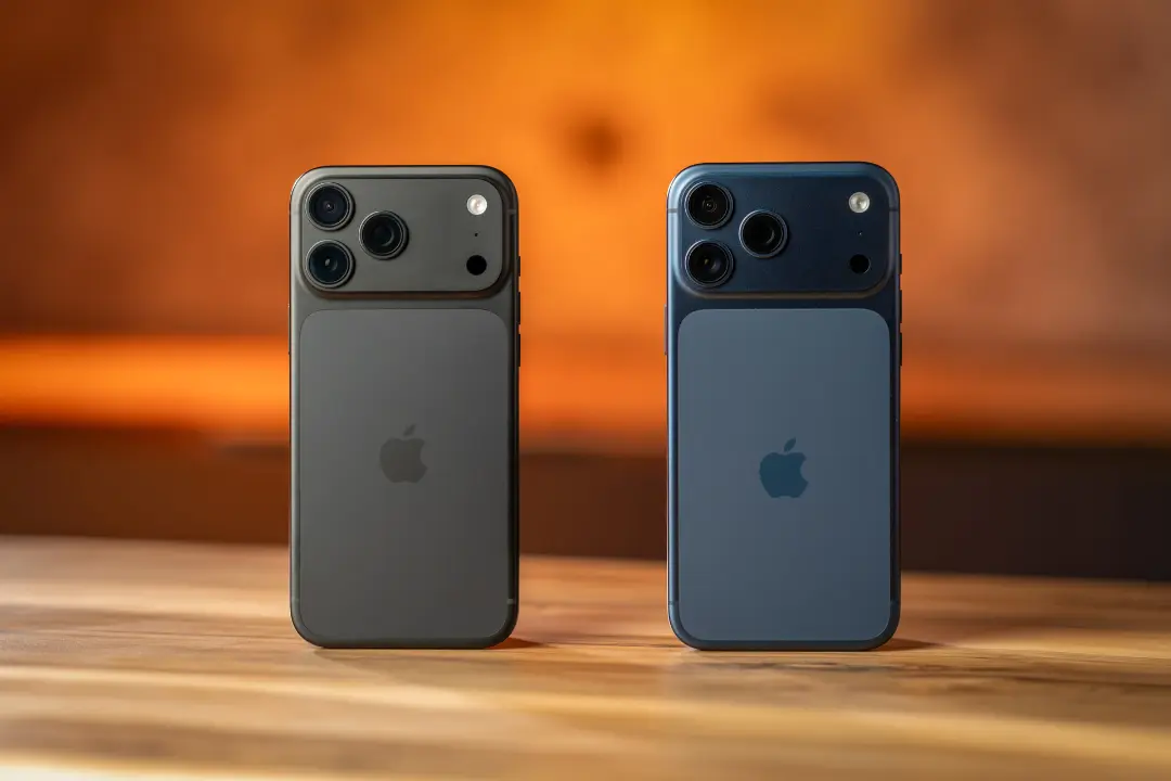 دو گوشی آیفون ۱۸ پرو مکس (iPhone 18 Pro Max) با رنگ‌های متفاوت روی میز چوبی