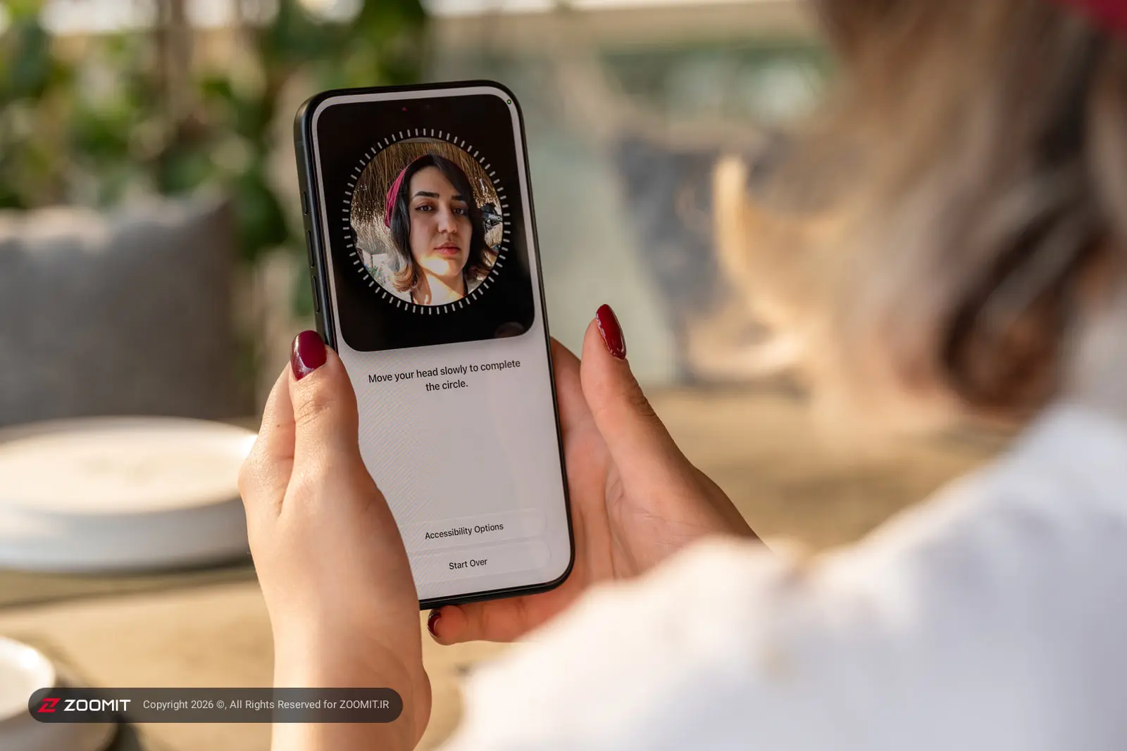 نمایش صفحه گوشی آیفون ۱۸ پرو مکس (iPhone 18 Pro Max) در دست کاربر