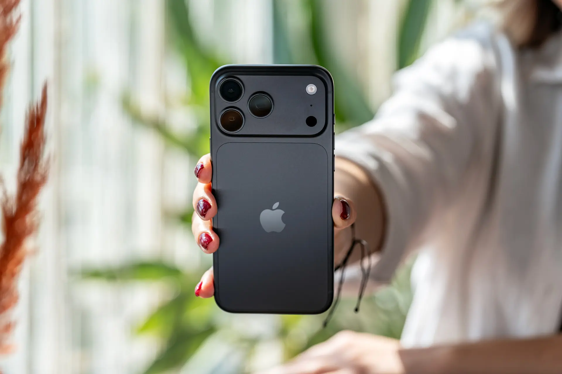 گوشی آیفون ۱۸ پرو مکس (iPhone 18 Pro Max) با بدنه مشکی و دوربین‌های بزرگ