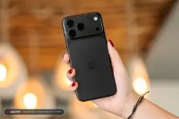 گوشی آیفون ۱۸ پرو مکس (iPhone 18 Pro Max) مشکی در دست یک فرد