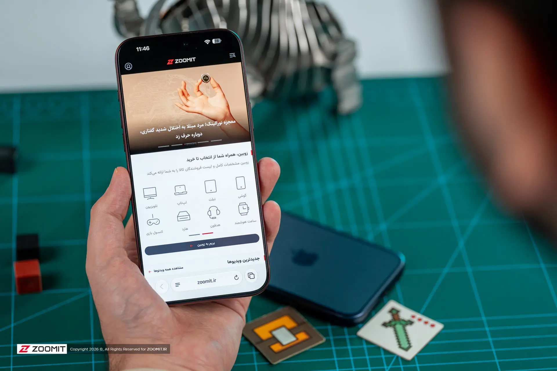 گوشی هوشمند آیفون ۱۸ پرو مکس (iPhone 18 Pro Max) با رنگ زرشکی در دست کاربر
