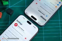 آیفون ۱۸ پرو مکس (iPhone 18 Pro Max) زرشکی در کنار دو گوشی هوشمند