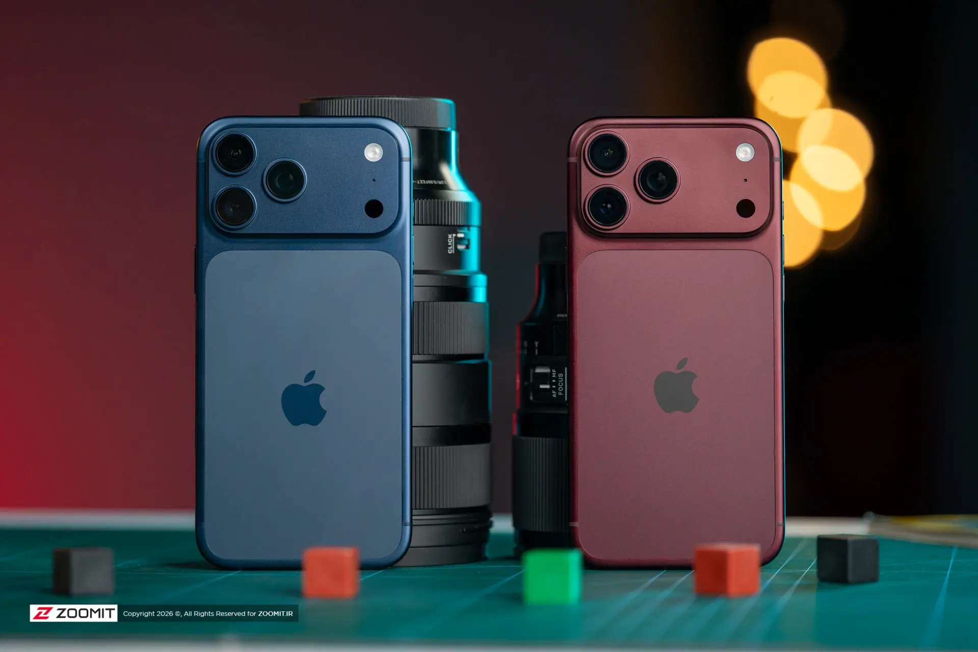 گوشی آیفون ۱۸ پرو مکس (iPhone 18 Pro Max) با رنگ زرشکی و آبی در کنار لنز دوربین