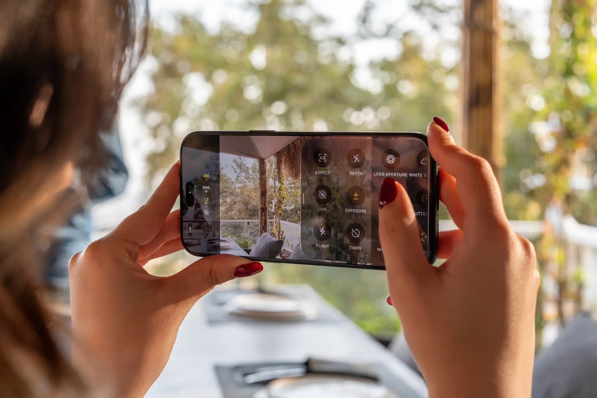 نمای صفحه دوربین آیفون ۱۸ پرو مکس (iPhone 18 Pro Max) در حال عکاسی از منظره