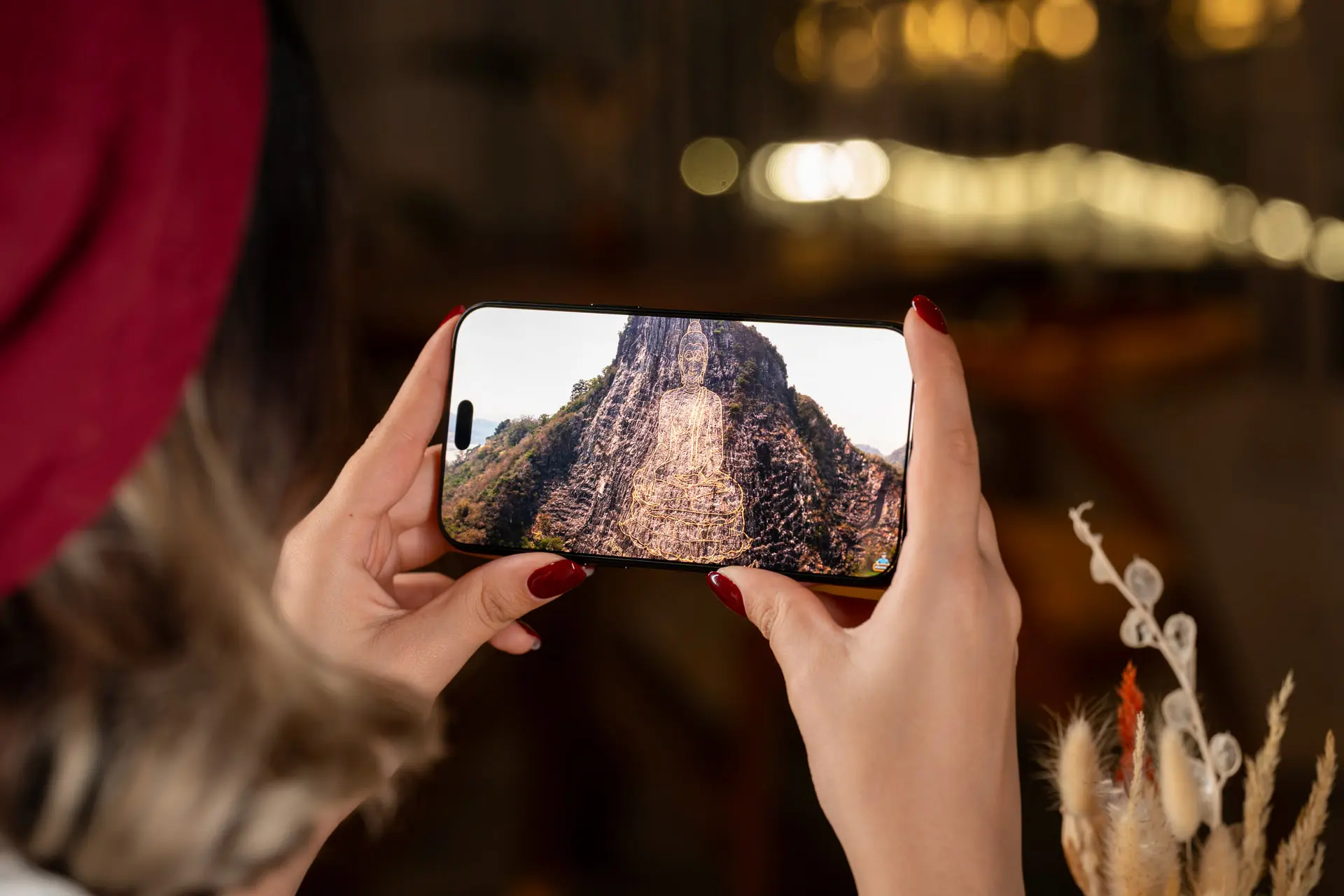 آیفون ۱۸ پرو مکس (iPhone 18 Pro Max) در حال ثبت تصویر از یک کوه مرتفع