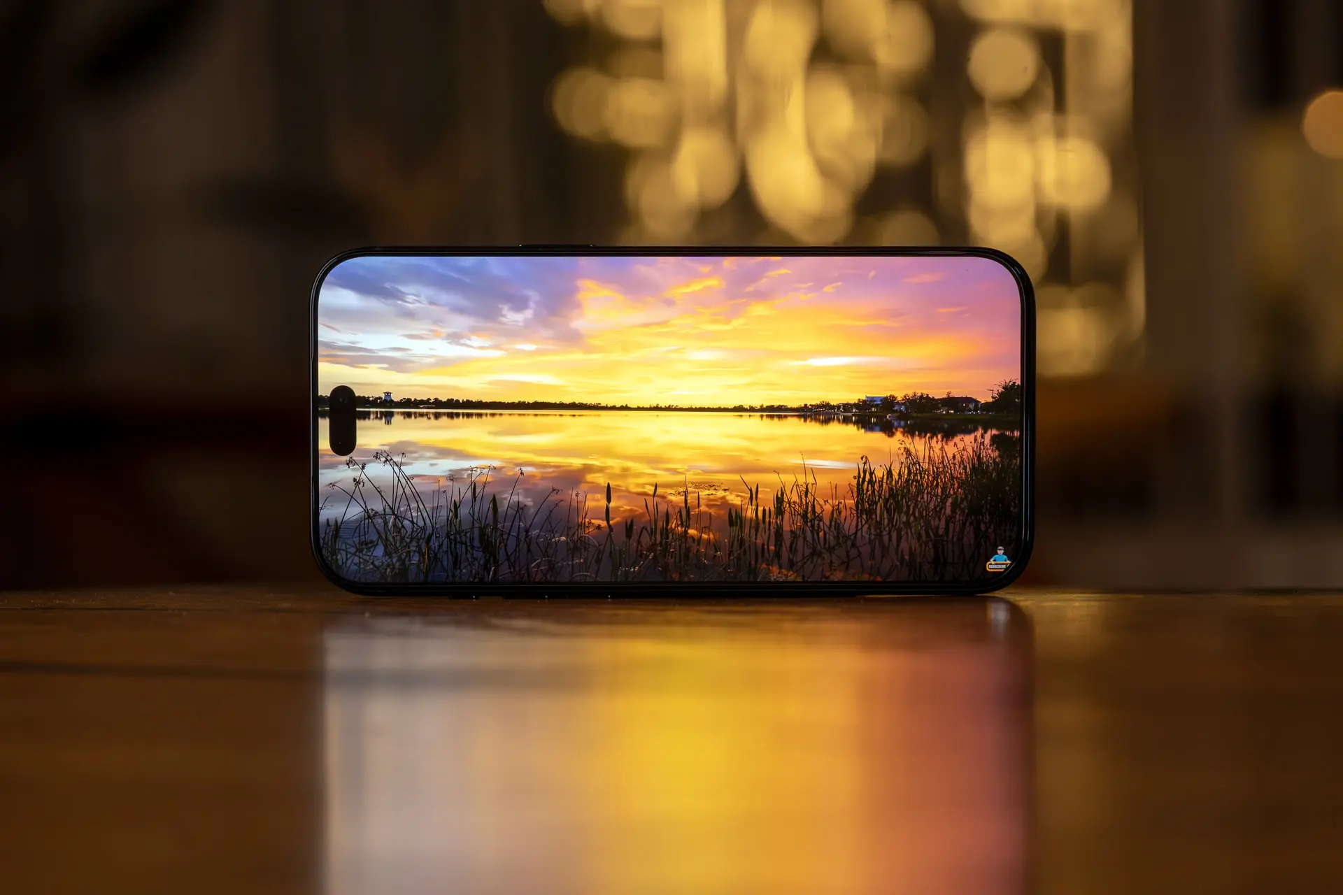 صفحه نمایش آیفون ۱۸ پرو مکس (iPhone 18 Pro Max) با تصویر غروب دریاچه