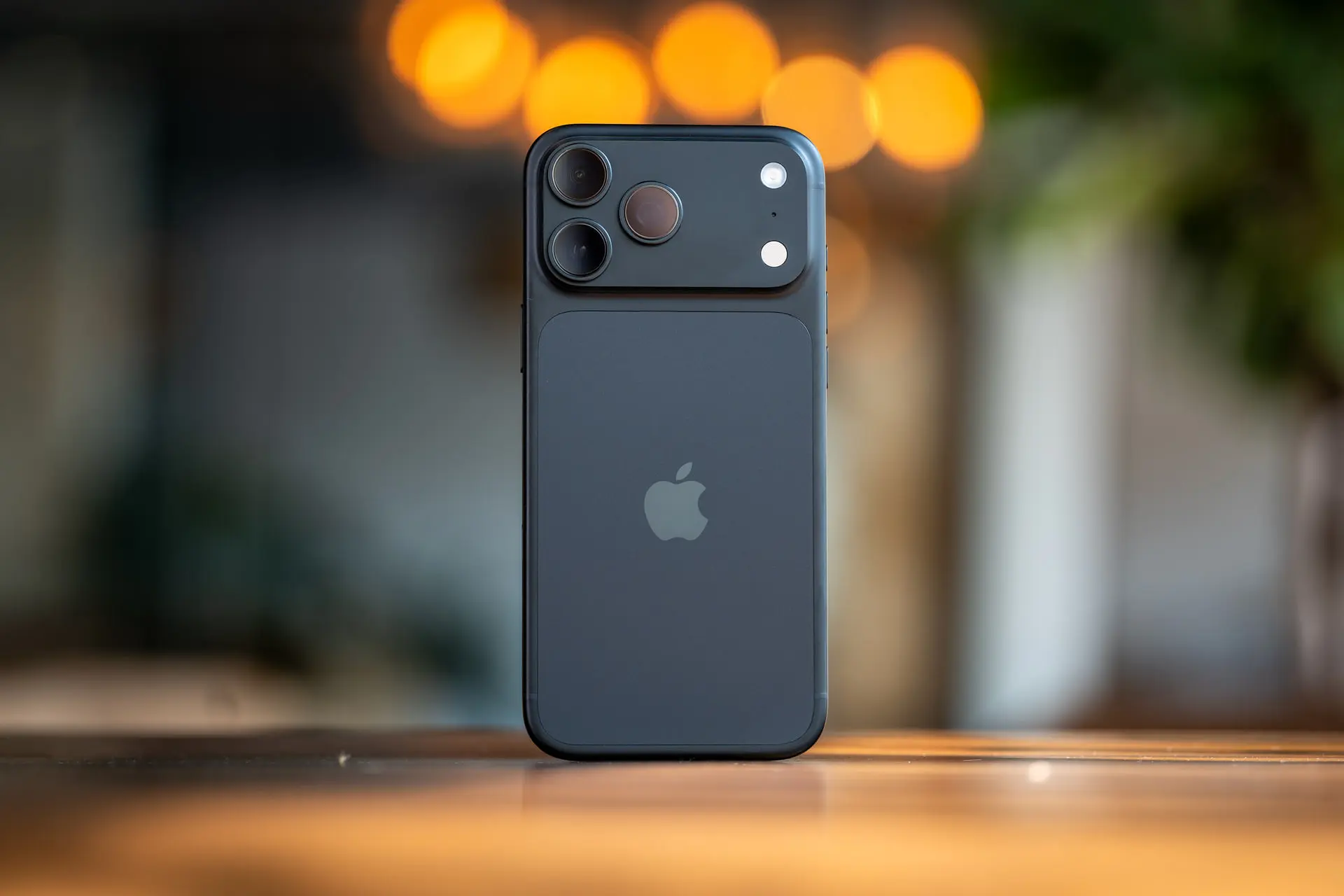 گوشی آیفون ۱۸ پرو مکس (iPhone 18 Pro Max) با دوربین‌های سه‌گانه در نمای پشت
