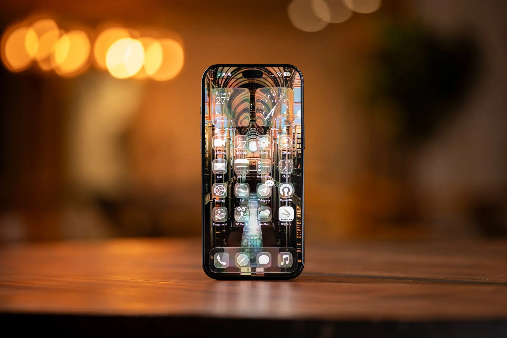 گوشی هوشمند آیفون ۱۸ پرو مکس (iPhone 18 Pro Max) روی میز چوبی