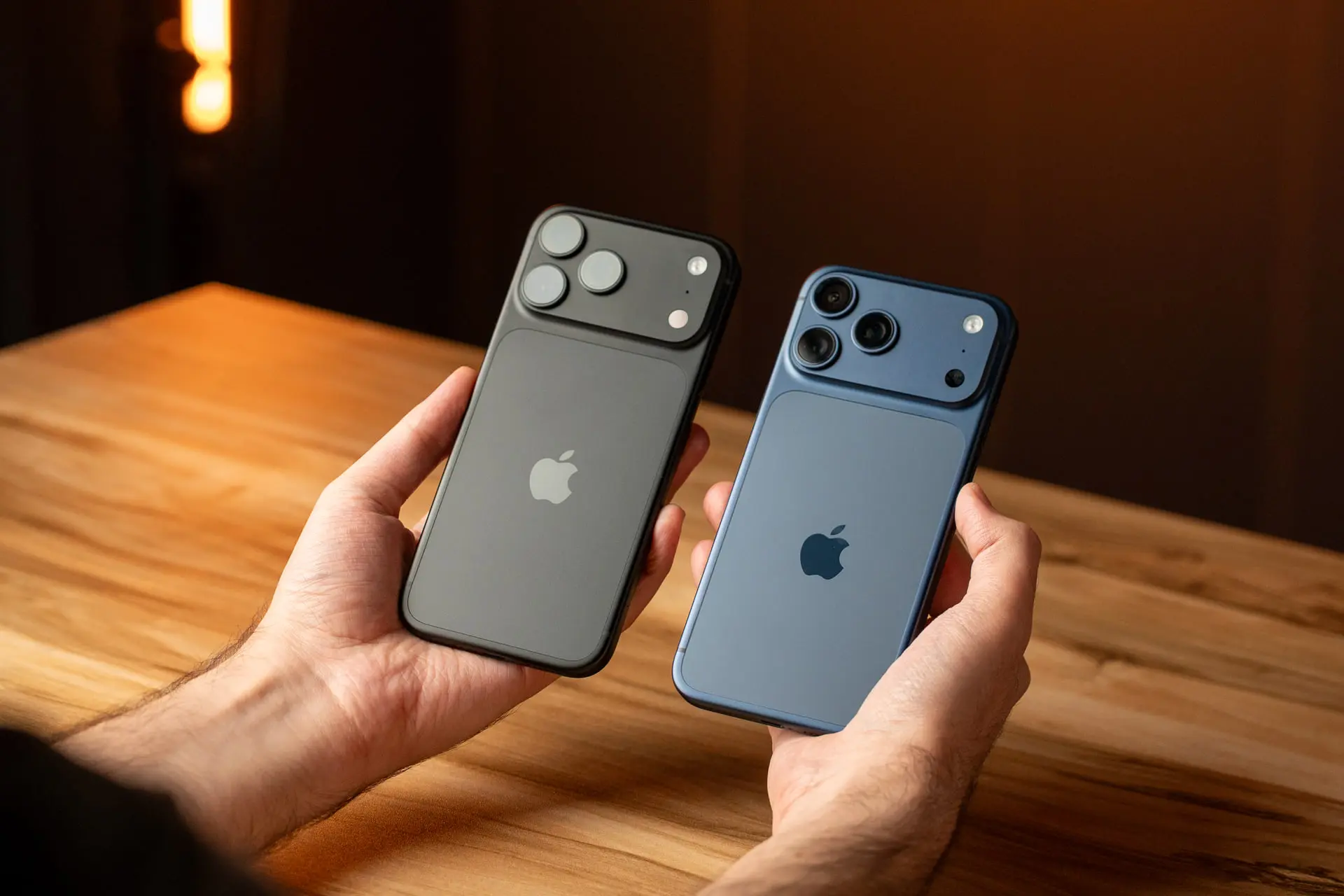 گوشی آیفون ۱۸ پرو مکس (iPhone 18 Pro Max) با رنگ‌های مشکی و آبی در دست
